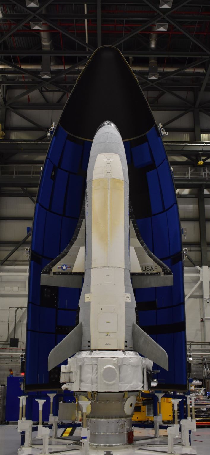 Boeing X-37B v krytu před letem