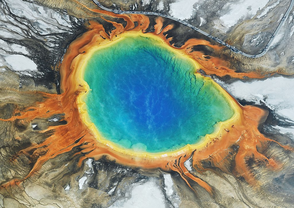Grand Prismatic Spring - největší horký pramen USA a jeho duhové barvy